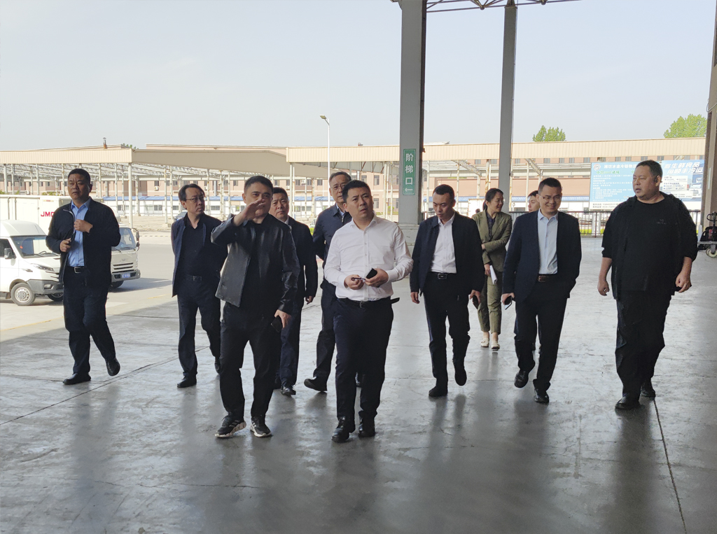 新希望集團等領(lǐng)導一行蒞臨中凱智慧冷鏈物流園進行實地考察交流